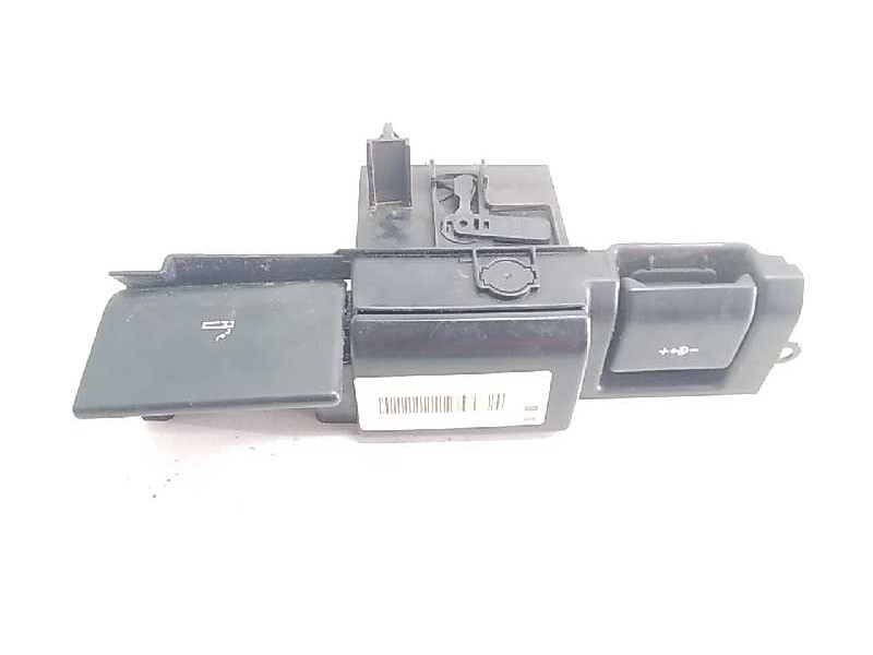 Recambio de cenicero para land rover discovery v6 td se referencia OEM IAM 7022705  