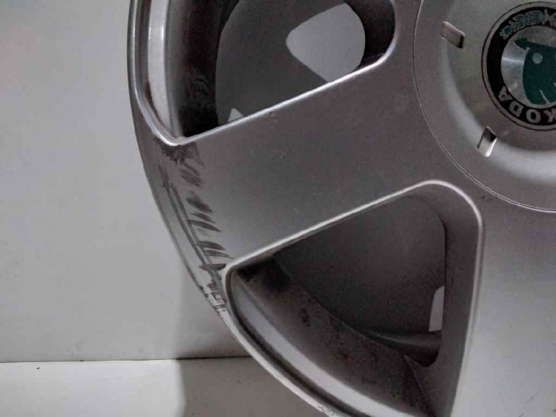 Recambio de llanta aluminio para skoda octavia berlina (1z3) active referencia OEM IAM 165TORNILLOS ET50 