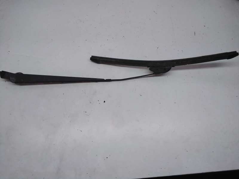 Recambio de brazo limpia delantero derecho para nissan cabstar 01.04  cabina simple cabina individual referencia OEM IAM   