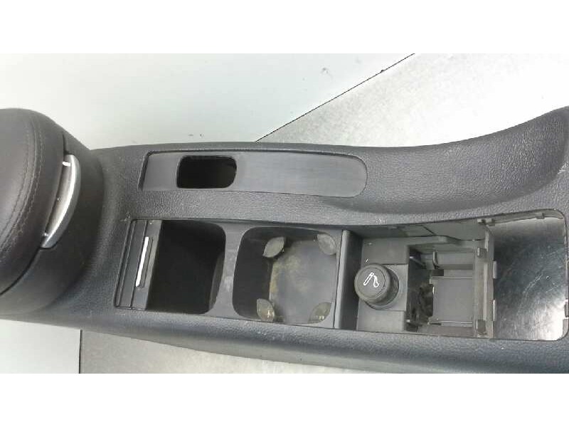 Recambio de apoyabrazos central para nissan primera berlina (p12) referencia OEM IAM   