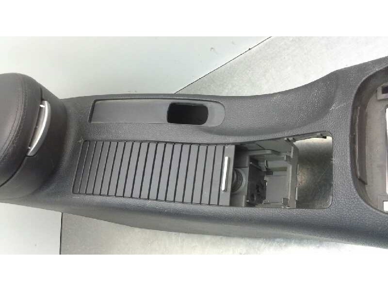 Recambio de apoyabrazos central para nissan primera berlina (p12) referencia OEM IAM   