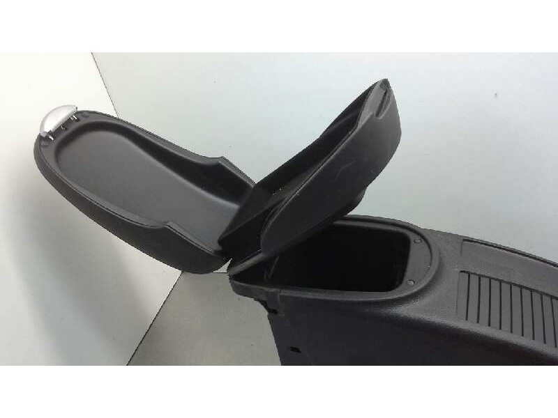 Recambio de apoyabrazos central para nissan primera berlina (p12) referencia OEM IAM   