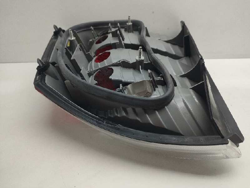 Recambio de piloto trasero izquierdo para opel vectra c berlina referencia OEM IAM 13131001  