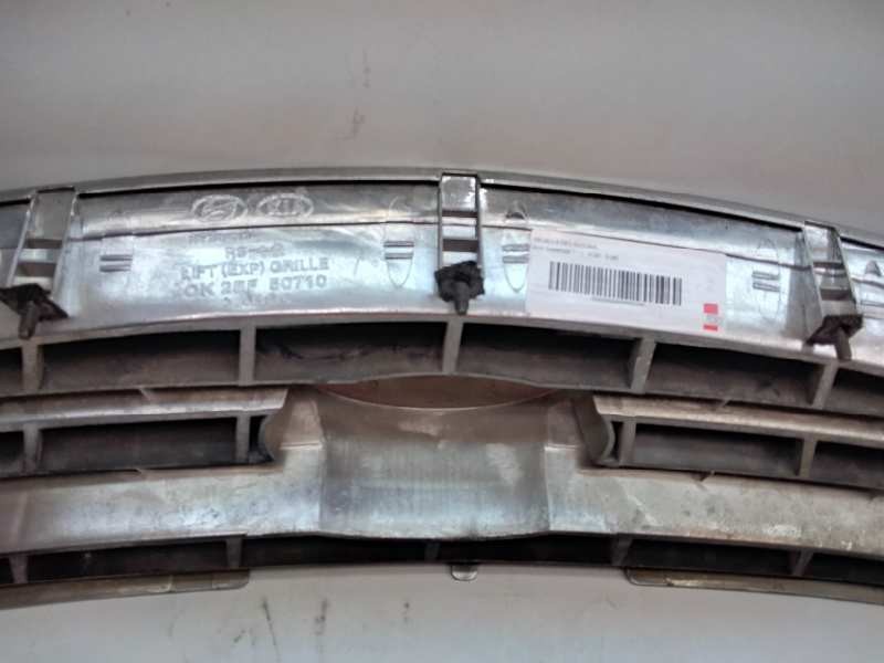 Recambio de rejilla delantera para kia carens referencia OEM IAM OK2EF50710  