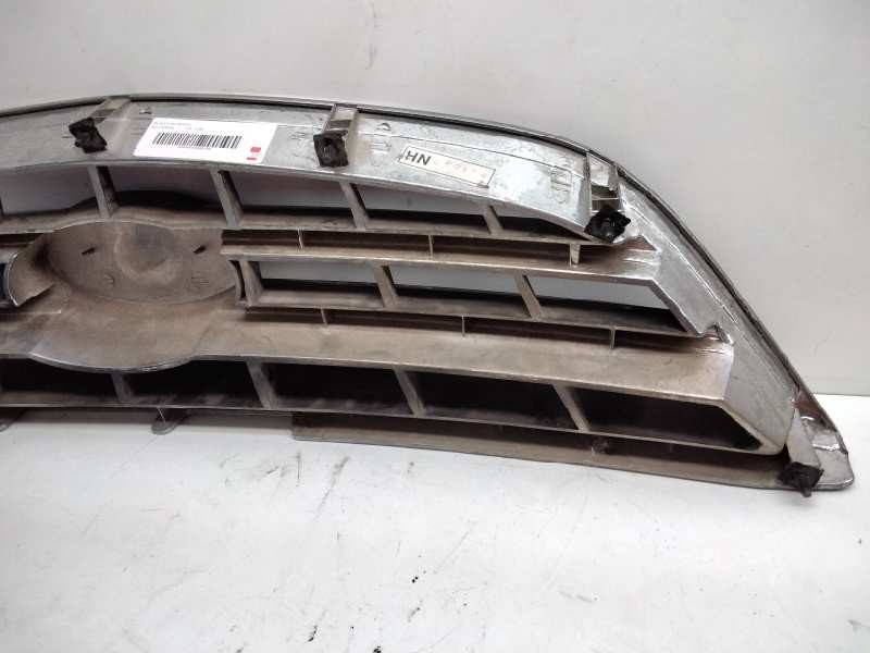 Recambio de rejilla delantera para kia carens referencia OEM IAM OK2EF50710  