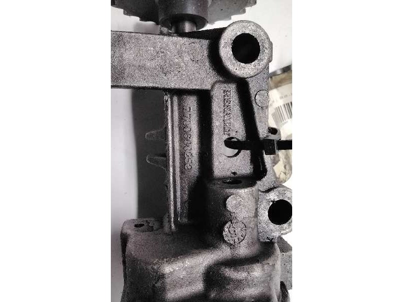 Recambio de bomba aceite para opel vivaro furgón 2.9t corto referencia OEM IAM 7700600252  