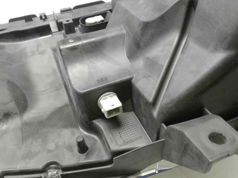 Recambio de faro derecho para renault maxity referencia OEM IAM 89317221  