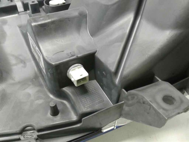 Recambio de faro derecho para renault maxity referencia OEM IAM 89317221  