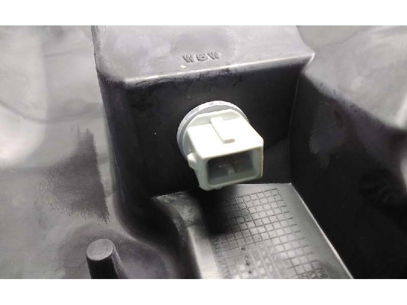 Recambio de faro derecho para renault maxity referencia OEM IAM 89317221  