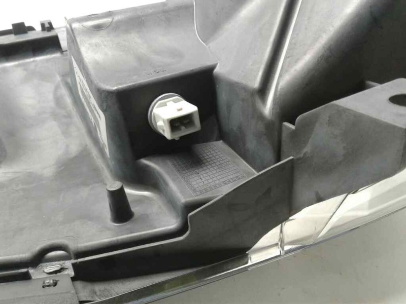 Recambio de faro derecho para renault maxity referencia OEM IAM 89317221  