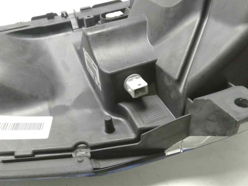 Recambio de faro derecho para renault maxity referencia OEM IAM 89317221  