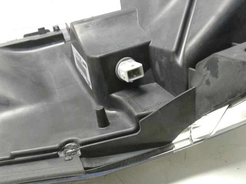 Recambio de faro derecho para renault maxity referencia OEM IAM 89317201  