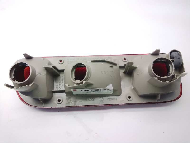 Recambio de piloto trasero derecho paragolpes para nissan terrano/terrano.ii (r20) referencia OEM IAM 26550OF400 INGLES DEFECTUO