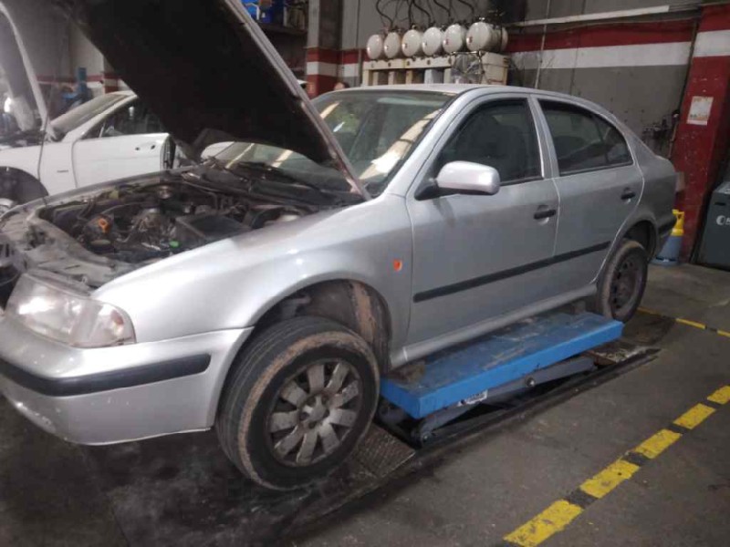 skoda octavia berlina (1u2) del año 2000