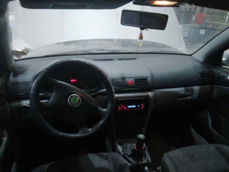 skoda octavia berlina (1u2) del año 2000