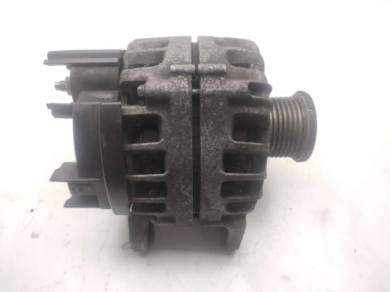 Recambio de alternador para renault twingo iii 1.0 sce referencia OEM IAM  2613543B 