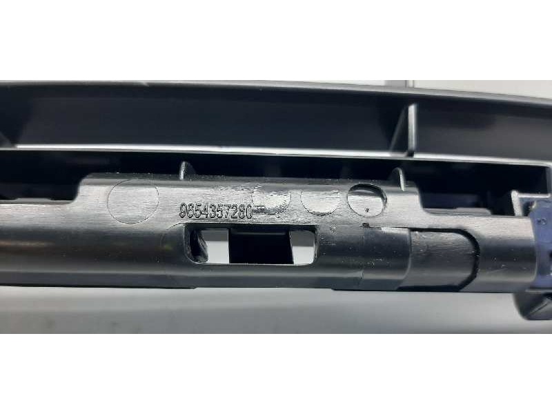 Recambio de rejilla paragolpes central para peugeot 207 sw referencia OEM IAM 9654357280 PORTOLES 