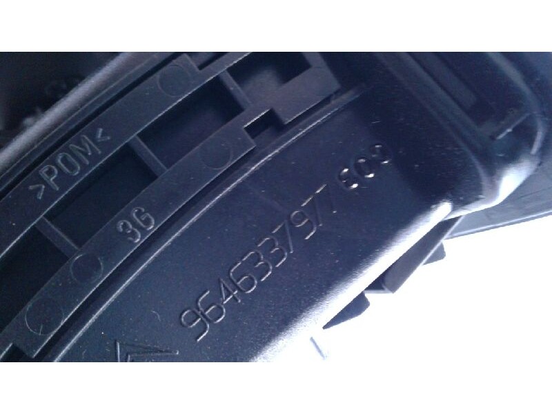 Recambio de aireador derecho para citroen c4 berlina vtr plus referencia OEM IAM 9646337977  