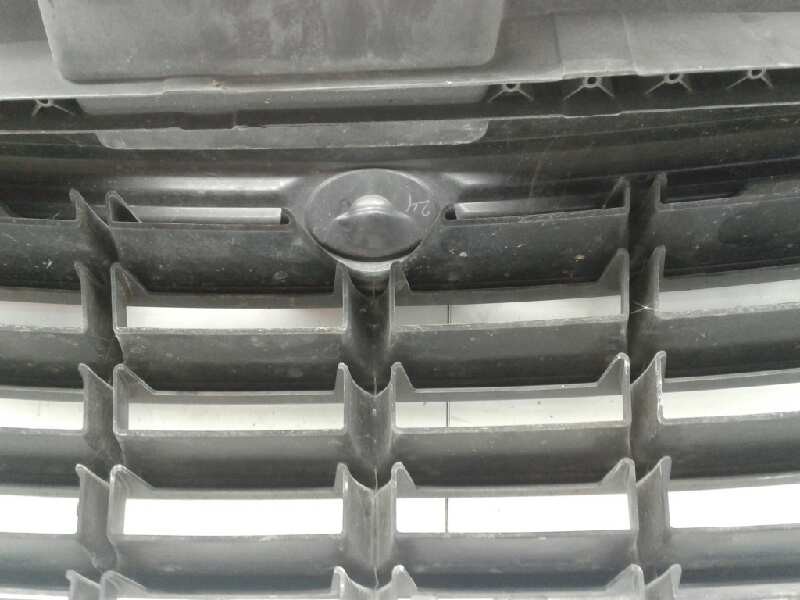 Recambio de rejilla delantera para chrysler voyager (rg) 2.8 crd grand voyager limited referencia OEM IAM 04857958AA  