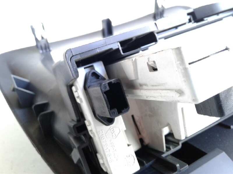 Recambio de pantalla multifuncion para renault clio iii confort dynamique referencia OEM IAM 8200307273  