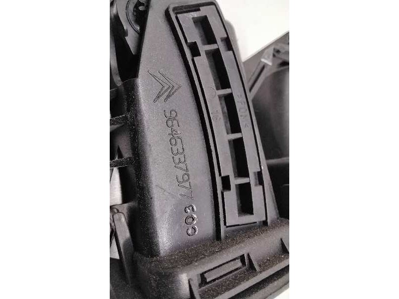 Recambio de aireador derecho para citroen c4 coupe vtr referencia OEM IAM 9646337977  