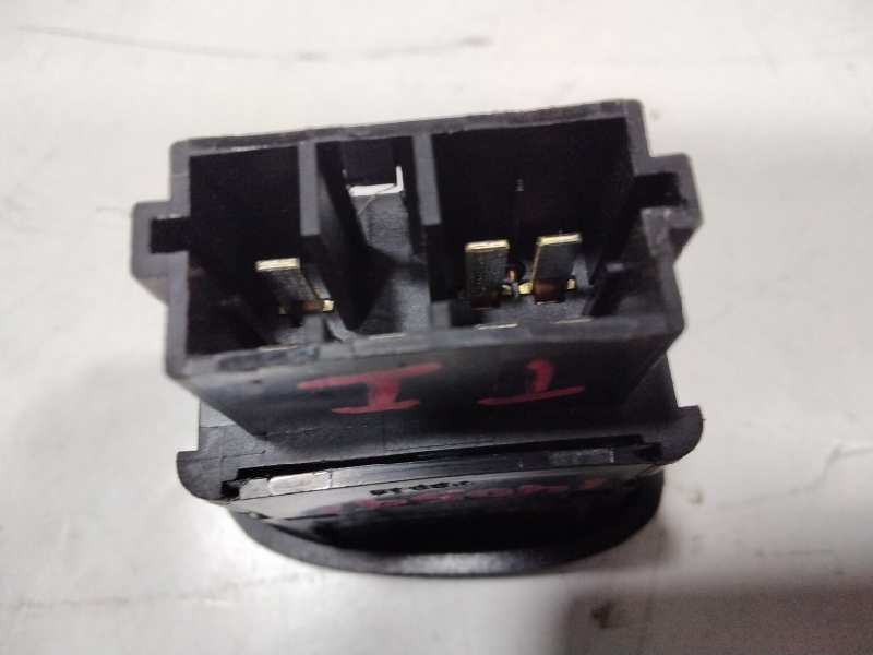 Recambio de mando elevalunas trasero izquierdo para citroen c3 1.4 sx plus referencia OEM IAM 25943  