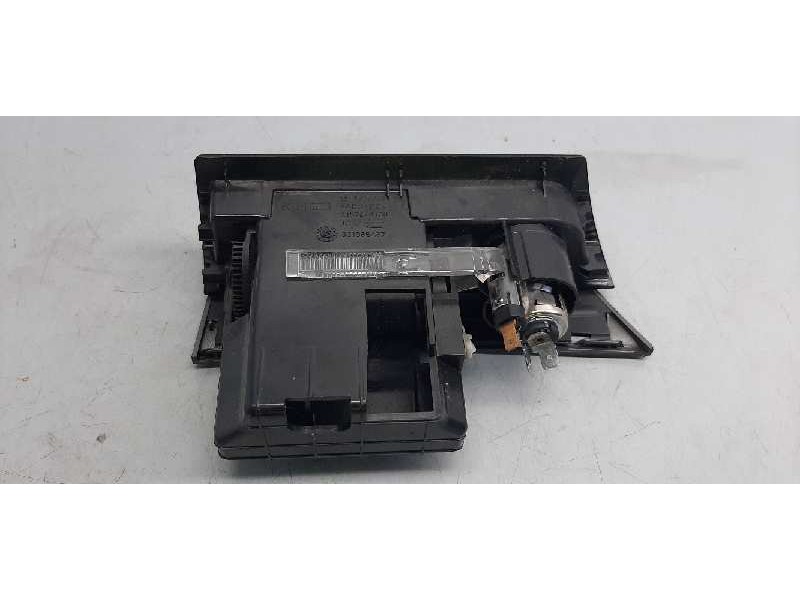 Recambio de cenicero para opel astra j gtc referencia OEM IAM 331985437  