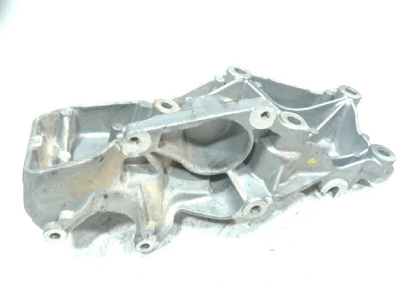 Recambio de soporte alternador para renault trafic caja cerrada (ab 4.01) 2.0 dci diesel cat referencia OEM IAM 117109477R  