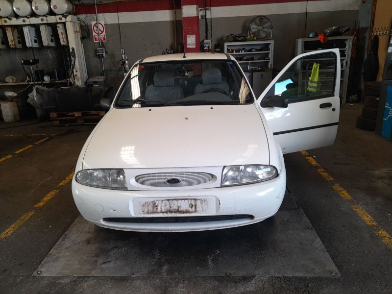 ford fiesta berlina del año 1998