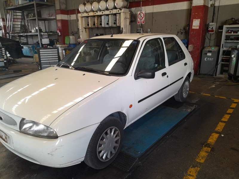 ford fiesta berlina del año 1998