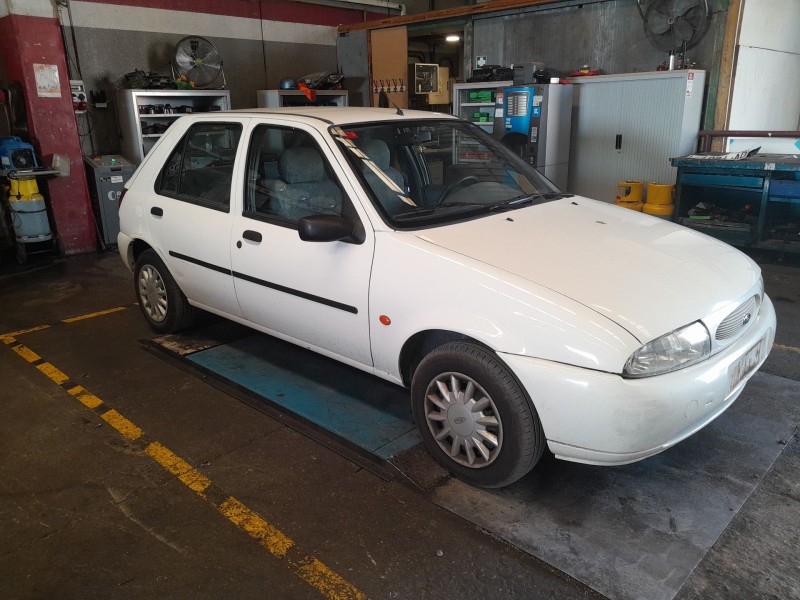 ford fiesta berlina del año 1998