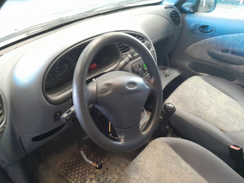 ford fiesta berlina del año 1998