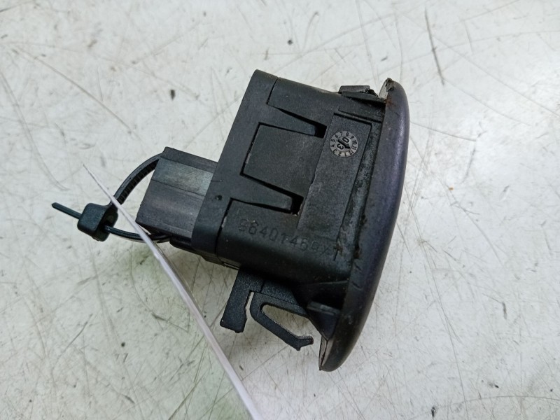 Recambio de mando elevalunas delantero izquierdo para citroen c3 1.1 referencia OEM IAM 96401469XT  