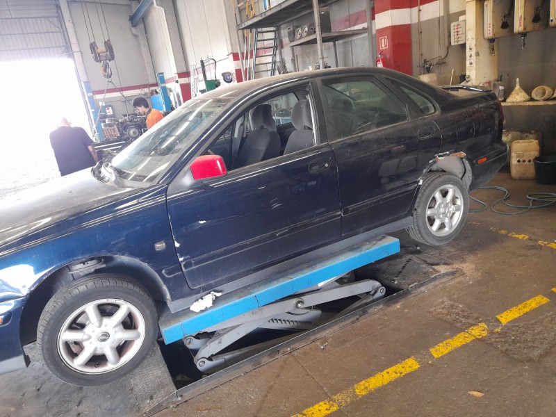 volvo s40 berlina del año 1999