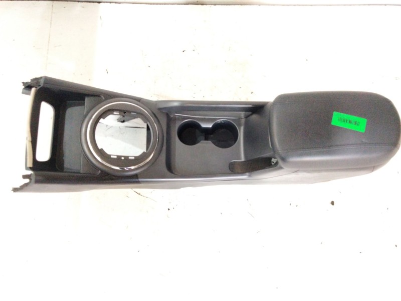 Recambio de reposabrazos para kia sportage 1.7 crdi cat referencia OEM IAM 846513W020  