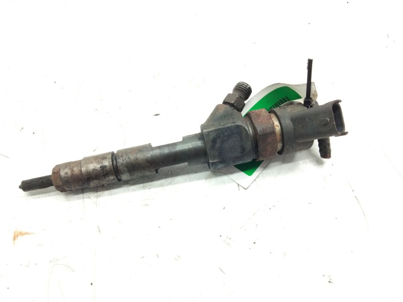 Recambio de inyector para opel vivaro combi 2.7t corto referencia OEM IAM 820023528  