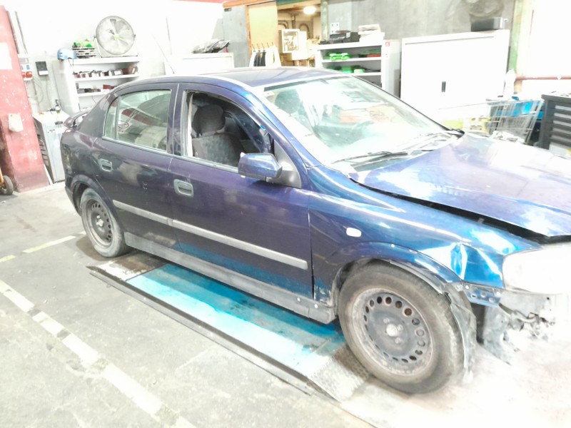 opel astra g berlina del año 2000