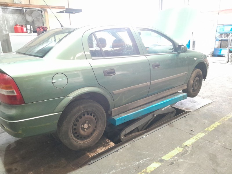 opel astra g berlina del año 2000