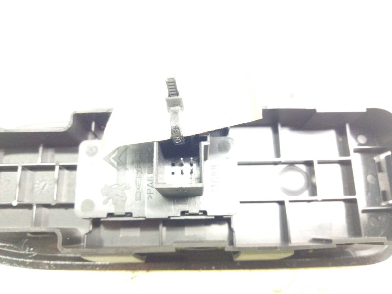 Recambio de mando elevalunas delantero derecho para peugeot 308 sw premium referencia OEM IAM 96565184XT  