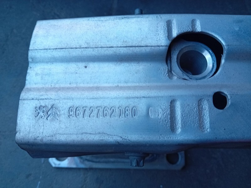 Recambio de refuerzo paragolpes delantero para citroen c4 berlina exclusive referencia OEM IAM 9672762180  