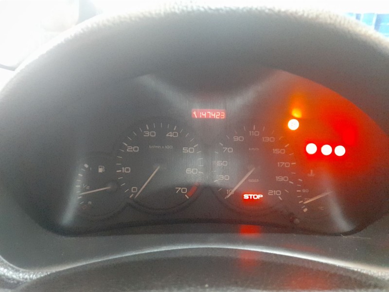 peugeot 206 berlina del año 2000