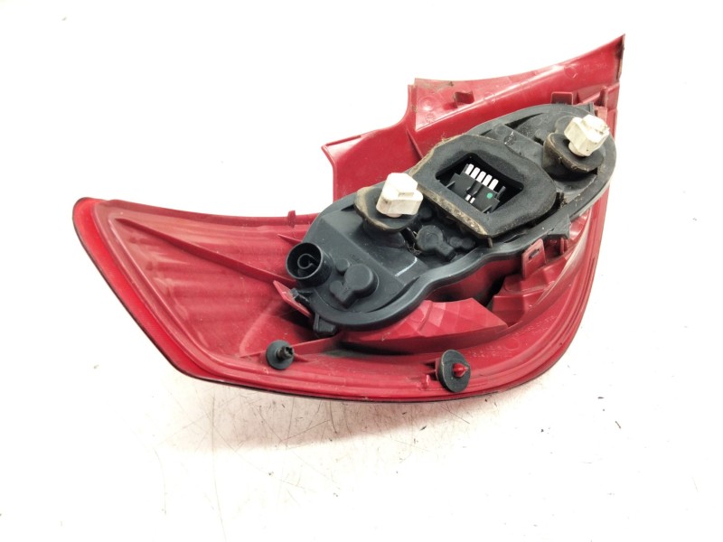 Recambio de piloto trasero derecho para opel corsa d 1.3 16v cdti referencia OEM IAM 13186351  