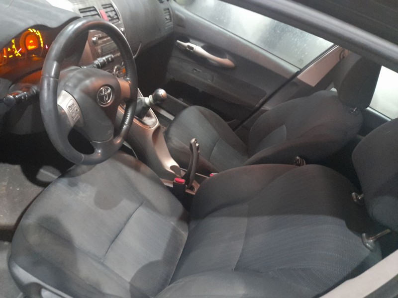 toyota auris (_e15_) del año 2009