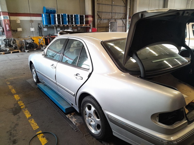 mercedes-benz clase e (w210) berlina del año 2000