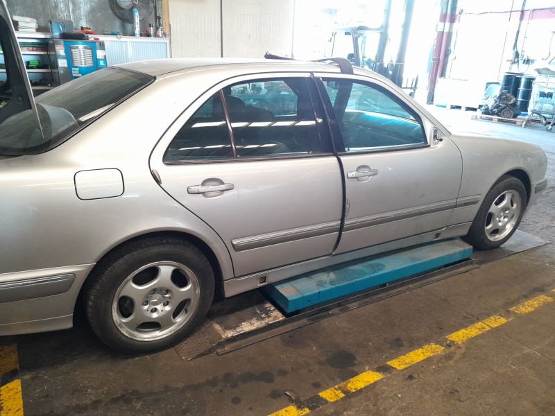 mercedes-benz clase e (w210) berlina del año 2000