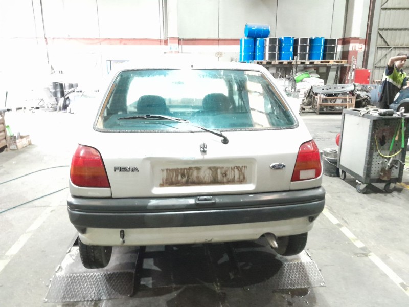 ford fiesta berlina del año 1995