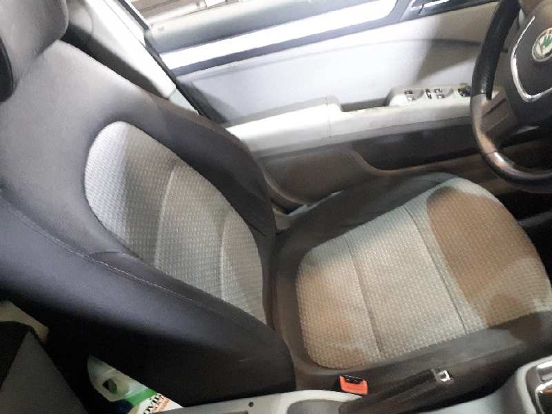 skoda superb combi (3t5) del año 2009