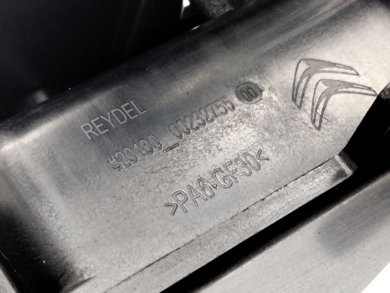 Recambio de reposabrazos para citroën c4 cactus referencia OEM IAM 2018000232755  