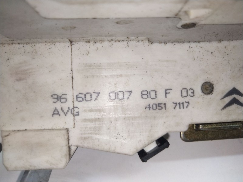 Recambio de cerradura puerta delantera derecha para citroën c4 berlina vtr plus referencia OEM IAM 9660700680F  
