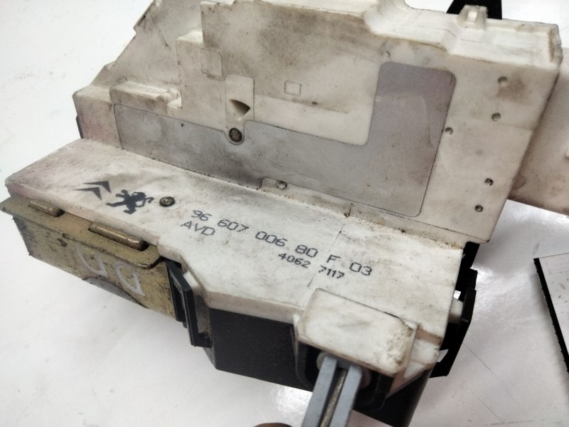 Recambio de cerradura puerta delantera derecha para citroën c4 berlina vtr plus referencia OEM IAM 9660700680F  